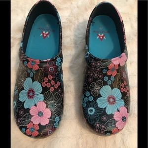 👩🏻‍⚕️🩺 Anywear Nursing Shoes, size 9.